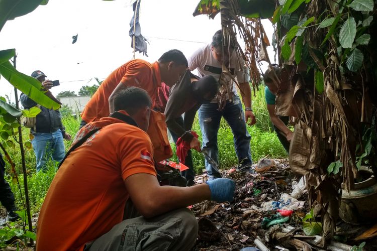 Polisi melakukan olah TKP di Dusun Sukamulya, Desa Pinayungan, Kecamatan Telukjambe Timur, Karawang, Rabu (13/12/2017).