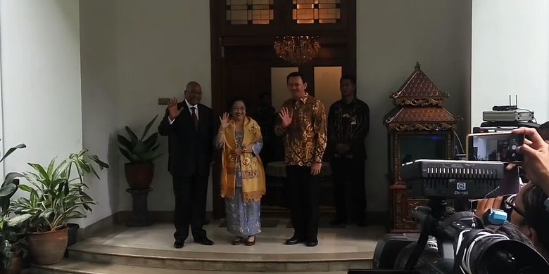 Presiden Afrika Selatan Jacob Zuma bersama Mantan Presiden Kelima RI Megawati Soekarnoputri, dan Gubernur nonaktif DKI Jakarta Basuki Tjahaja Purnama (Ahok) menyapa awak media di kediaman Megawati, di Jalan Teuku Umar, Menteng, Jakarta Pusat, Rabu (8/3/2017).