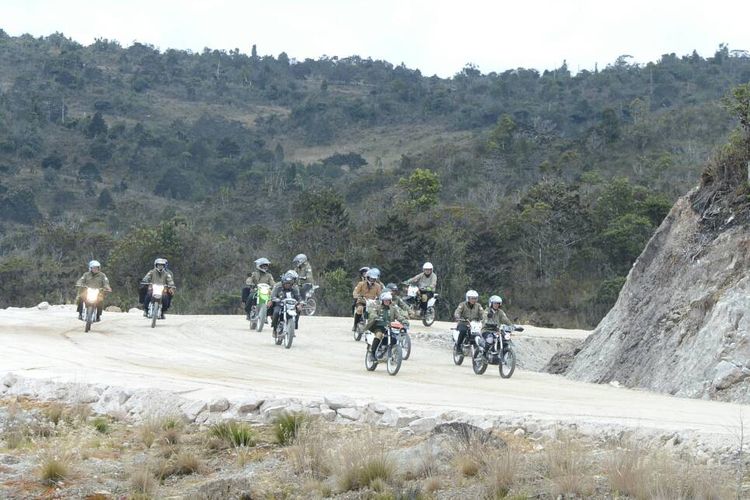 

 

 


Presiden Joko Widodo beserta rombongan menuruni jalan Trans Papua yang masih dalam tahap pengerjaan, Rabu (10/5/2017).