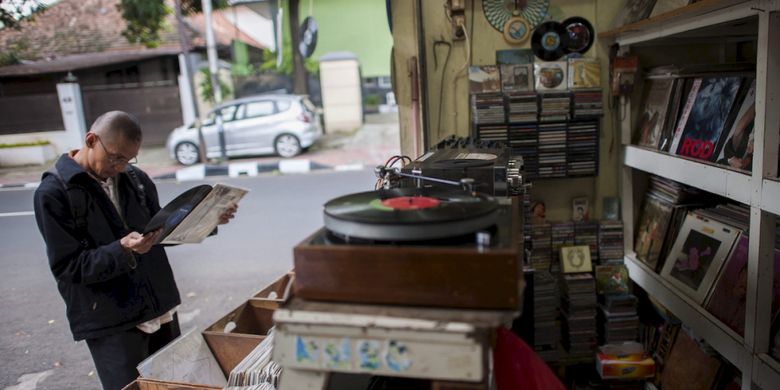 Beragam piringan hitam (vinil) dari artis lokal dan mancanegara dijual di Jalan Surabaya, Jakarta Pusat, Rabu (15/3/2017). Tempat ini menjadi salah satu pusat penjualan piringan hitam di Jakarta.| Kompas.com