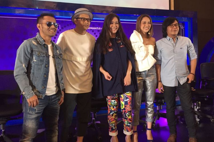 Para juri memberikan keterangan pers tentang Indonesian Idol 2017 atau musim kesembilan di MNC Tower I, Kebon Jeruk, Jakarta Barat, Senin (9/10/2017).