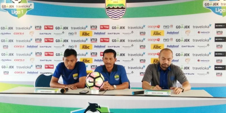 Pelatih Persib Djadjang Nurdjaman saat diwawancarai di Graha Persib, Jalan Sulanaja, Selasa (11/7/2017)