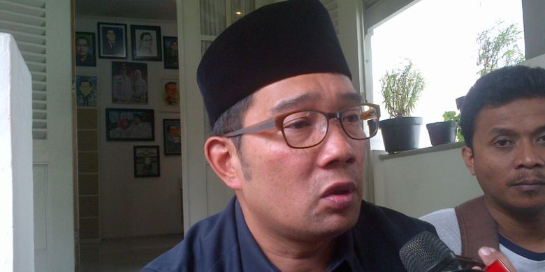 Wali Kota Bandung Ridwan Kamil saat diwawancarai wartawan di Pendopo Kota Bandung, Jalan Dalemkaum, Senin (20/3/2017).| Kompas.com