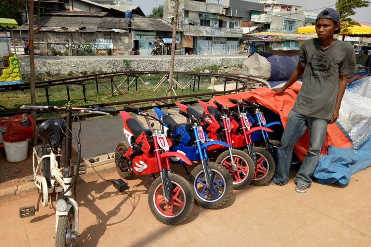Penyewaan motor trail listrik dan skuter listrik di Ruang Publik Terpadu Ramah Anak (RPTRA) Kalijodo.(KOMPAS.COM / MUHAMMAD IRZAL ADIAKURNIA)