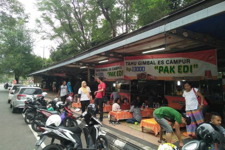


Tahu Gimbal Pak Edi merupakan salah satu warung makan yang telah berdiri 10 tahun yang lalu dan saat ini sudah memasuki generasi kedua.