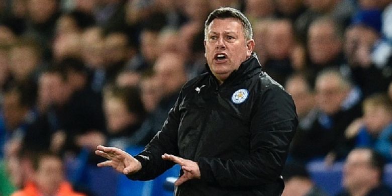 Manajer Leicester City, Craig Shakespeare, memberi instruksi kepada anak-anak asuhnya dari tepi lapangan pada pertandingan Liga Champions di Stadion King Power, Selasa (14/3/2017).