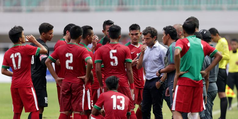 Pemain timnas Indonesia mendapat pengarahan pelatih timnas Indonesia, Luis Milla saat pertandingan persahabatan Indonesia melawan Myanmar di Stadion Pakansari, Cibinong, Bogor, Jawa Barat, Selasa (21/3/2017). Indonesia kalah 1-3 melawan Myanmar. KOMPAS IMAGES/KRISTIANTO PURNOMO