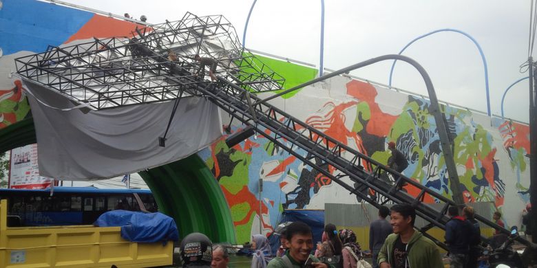 Hujan Angin di Bandung, Papan Reklame Roboh Timpa "Flyover" Antapani