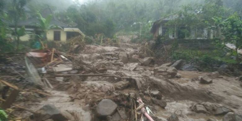 Banjir bandang terjadi di Dusun Nipis, Desa Sambungrejo, Kecamatan Grabag, Kabupaten Magelang, Jawa Tengah, Sabtu (29/4/2017) sore. Data sementara 4 orang meninggal dan beberapa lainnya masih dalam pencarian.