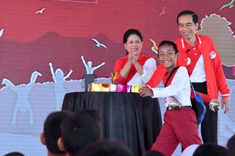 Presiden Joko Widodo bermain sulap dalam acara Hari Anak Nasional 2017 di Pekanbaru, Riau, Minggu (23/7/2017).