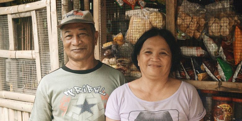 Efren bersama dengan istrinya, Evelyn, membuka kios sari- sari di depan rumah mereka di Filipina. Kiosnya saat ini tutup karena kekurangan modal. 
