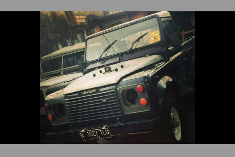 Inilah penampakan mobil Land Rover Defender 110 County yang sempat dinaiki Presiden Joko Widodo saat masih belum diperbaiki. Kendaraan ini merupakan mobil produksi lama yang kemudian diperbaiki hingga akhirnya dapat digunakan saat peresmian Tol Becakayu.