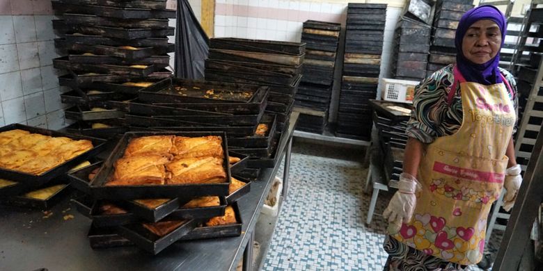 Proses pembuatan epok-epok di Sha Zah. Epok-epok merupakan makanan khas melayu yang populer di Singapura, Thailand dan Malaysia. Bahan utama makanan ini adalah daging dan kentang.