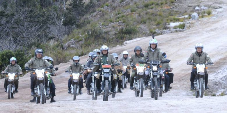 Biro Pers, Media Dan Informasi Sekretariat Presiden Presiden Joko Widodo dan rombongan saat menjajal salah satu ruas Jalan Trans Papua, Rabu (10/5/2017).