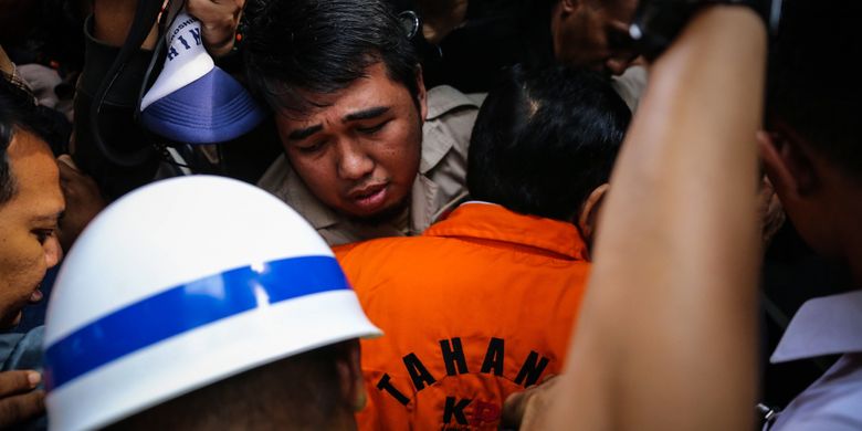 Tersangka kasus korupsi KTP elektronik Setya Novanto memasuki mobil tahan KPK seusai menjalani pemeriksaan di Kuningan, Jakarta Selatan, Selasa (21/11/2017). Kedatangan Setya Novanto ke KPK untuk menjalani pemeriksaan perdana sebagai tersangka kasus korupsi proyek e-KTP.