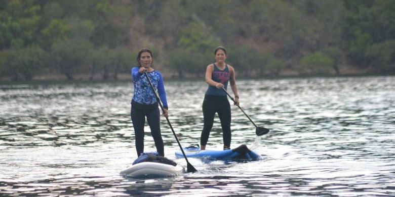 Menteri Kelautan dan Perikanan RI Susi Pudjiastuti bermain kano di lokasi objek wisata Pulau Padamarang di Kabupaten Kolaka, Sulawesi Tenggara.