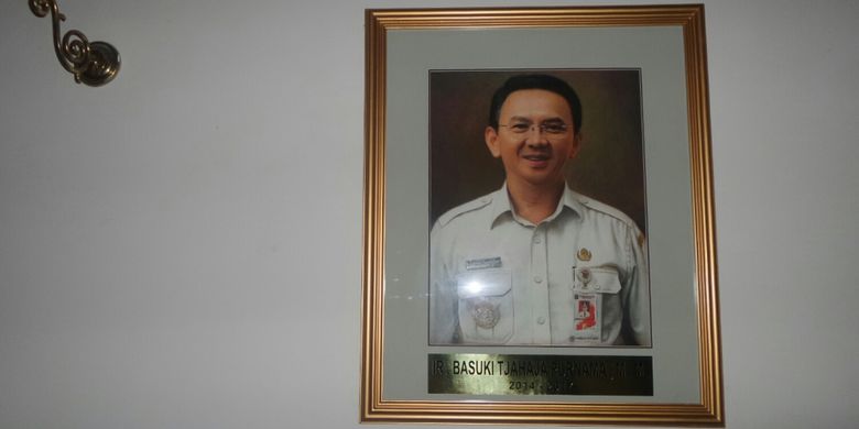 Foto mantan Gubernur DKI Jakarta Basuki Tjahaja Purnama sudah terpasang di galeri mantan gubernur di Balai Kota DKI Jakarta, Rabu (21/6/2017). 