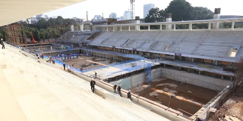 Pekerja menyelesaikan proyek renovasi di Kolam Renang Gelora Bung Karno (GBK) Jakarta, Jumat (24/3/2017). Kawasan Gelora Bung Karno (GBK) yang akan menjadi venue penyelenggaraan Asian Games XVIII 2018 mendatang bakal direnovasi dengan standar internasional untuk pertandingan olahraga dan ditargetkan selesai pada November 2017.