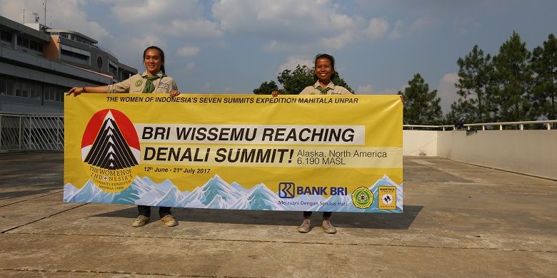 


Dua mahasiswa Universitas Parahyangan, Jawa Barat Fransiska Dimitri Inkiriwang (23) dan Mathilda Dwi Lestari (23) berhasil mencapai Puncak Gunung Denali, Alaska, Amerika Utara pada Sabtu (1/7/2017) pukul 19.40 waktu setempat atau Minggu (2/7/2017) pukul 22.40 WIB.