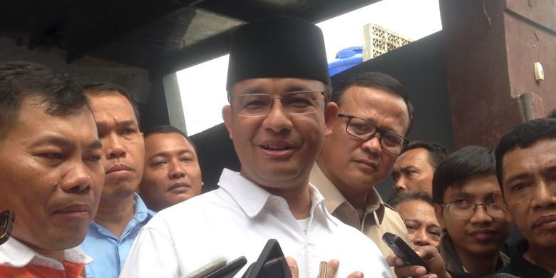 Calon gubernur DKI Jakarta, Anies Baswedan saat mendatangi deklarasi dukungan relawan Agus-Sylvi di kawasan Patal Senayan, Jakarta Selatan, Kamis (23/3/17).