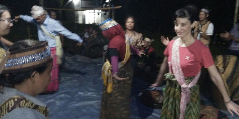Para tamu di Desa Lopus, Kabupaten Lamandau, Kalimantan Tengah, wajib ikut baigal atau menari di acara bagondang, Jumat (30/11/2017).