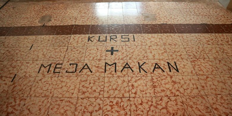 
Ternyata, selain diasingkan, Bung Hatta juga pernah dipenjara di dalam Wisma Menumbing selama kurang lebih 10 hari. Begitu yang diceritakan oleh pemandu wisata di Wisma Menumbing, Syahrir.(KOMPAS.com / WAHYU ADITYO PRODJO)