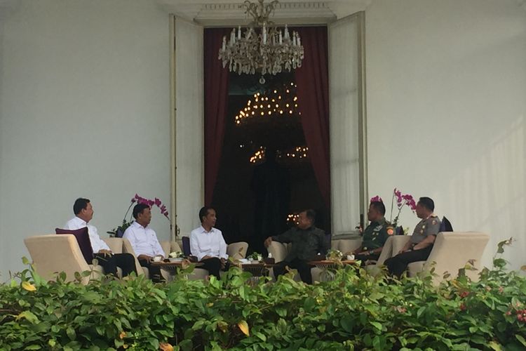 Presiden Joko Widodo memanggil Wakil Presiden Jusuf Kalla, Panglima TNI, Kapolri, dan Kepala BIN ke Istana Merdeka, Jakarta, Senin (17/4/2017). Kompas.com