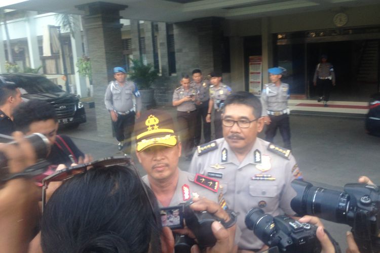 Kapolda Jateng Irjen Condro Kirono bersama Kabid Humas Polda Jateng Kombes Djarod Padakova.