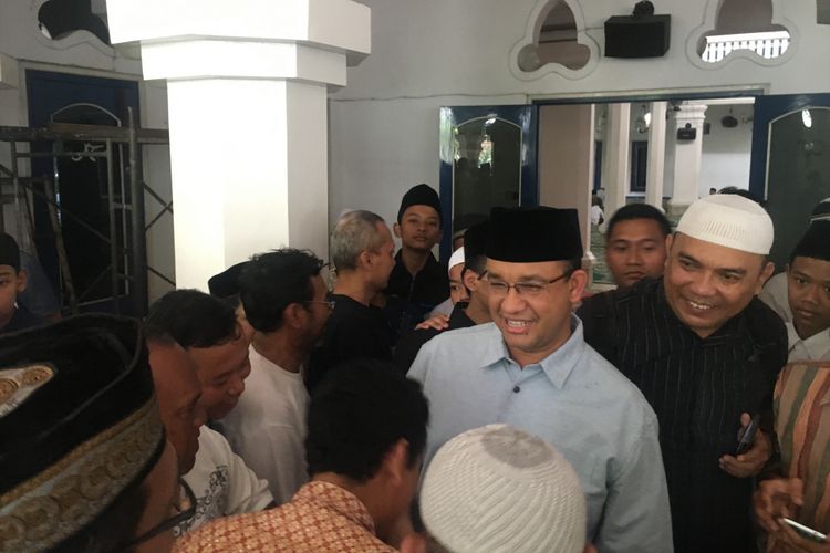 Gubernur DKI Jakarta terpilih Anies Baswedan usai melaksanakan shalat Jumat di Masjid Syarif Hidayatullah Kebayoran Baru, Jakarta Selatan, Jumat (19/5/2017).