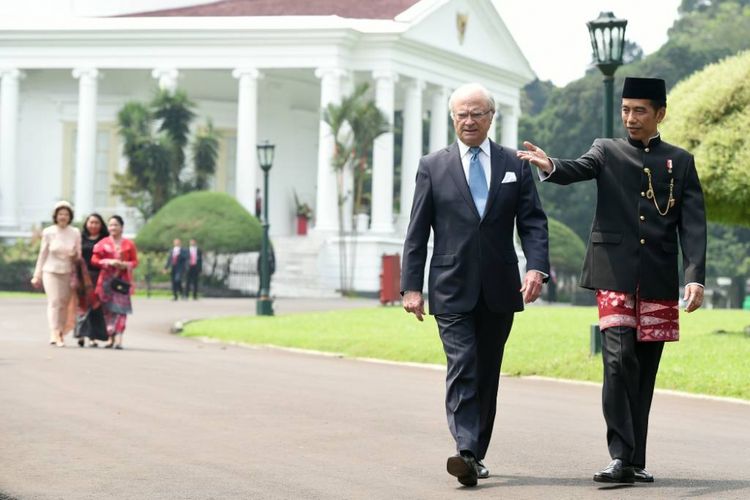 Presiden Joko Widodo saat menyambut Raja Swedia Carl XVI Gustaf di Istana Bogor, Senin (22/5/2017).