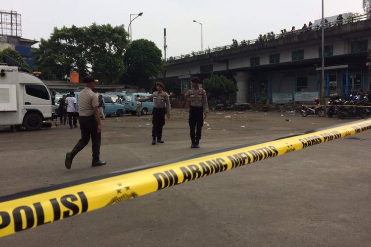 Kondisi terkini lokasi bom di sekitar Terminal Kampung Melayu, Jakarta Timur, Kamis (25/5/2017).
