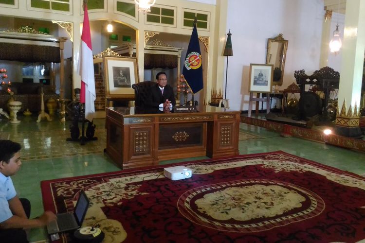 Gubernur DI Yogyakarta, Sri Sultan HB X, membacakan puisi di Dalem Ageng, Komplek Kepatihan, Jalan Malioboro, Kota Yogyakarta, Selasa (20/7/2017). 