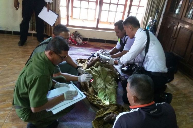 IDENTIFIKASI --Tim Identifikasi Polres Ponorogo melakukan identifikasi jasad kakek Makin (65) dilaporkan tewas gantung diri di Dukuh Malang, Desa Lembah Kecamatan Babadan, Kabupaten Ponorogo, Senin ( 31 / 7 / 2017) siang.