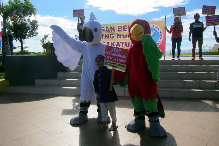 Kampanye publik PROFAUNA memperingati Hari Kakaktua Indonesia di Jalan Pahlawan Revolusi Ternate, Maluku Utara, Sabtu (16/9/2017).