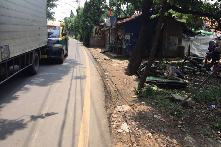 Kondisi tiang listrik di sejumlah jalan yang ada di Kota Tangerang, Rabu (4/10/2017) siang. Beberapa tiang listrik nampak miring, berkarat, serta kabel listrik terpasang dengan kusut bahkan terputus dan menggantung hingga dapat mengenai orang yang melintas.