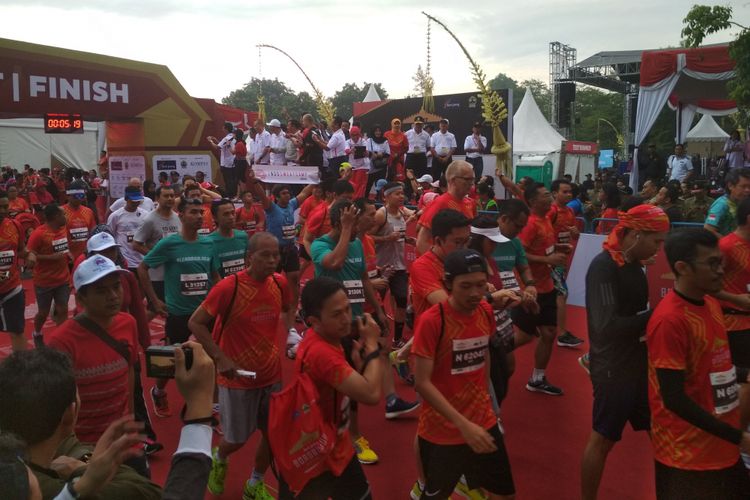 Hujan Tak Surutkan Semangat Peserta Borobudur Marathon 2017