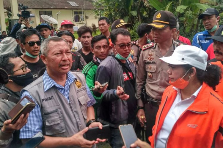 Bupati Karangasem IGA Mas Sumantri saat mengunjung pos pantau PVMBG di bawah kaki Gunung Agung, Minggu (26/11/2017).