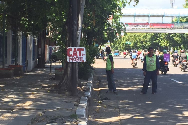 Bengkel Cat di Pinggir Jalan di Salemba
