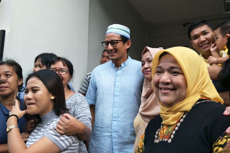 Wakil Gubernur DKI Jakarta Sandiaga Uno saat berkunjung ke rumah pengawalnya di Pondok Aren, Tangerang Selatan, Senin(25/12/2017). 