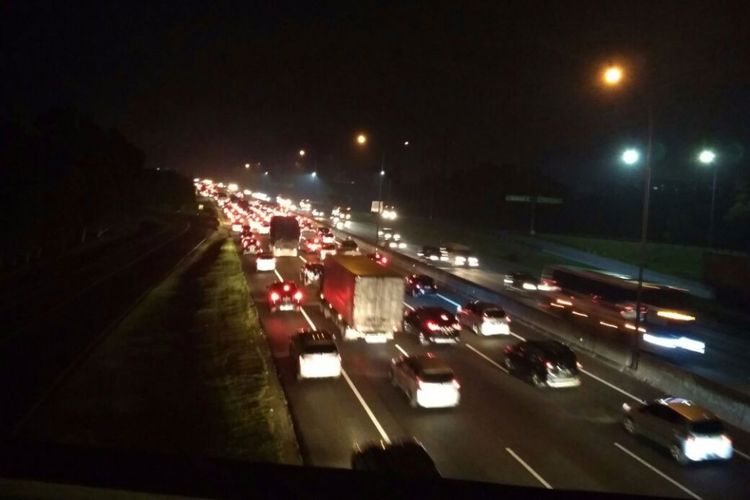 Ilustrasi: Lalu lintas di Tol Cikampek menuju Jakarta padat merayap, Selasa (26/12/2107) malam.