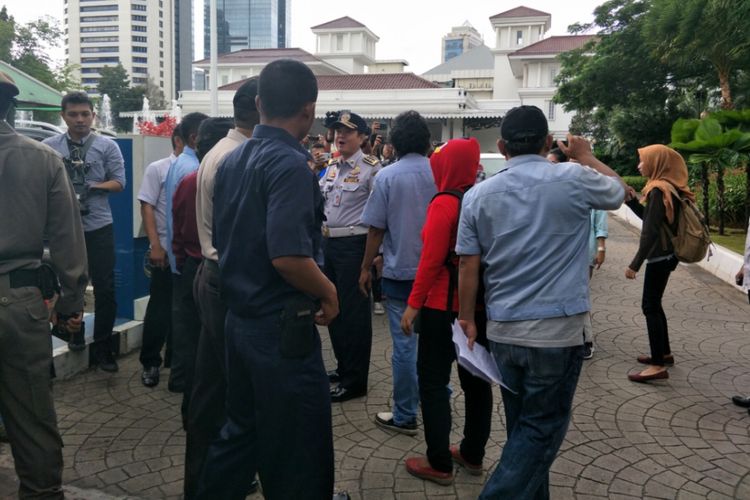 Kepala Dinas Perhubungan (Kadishub) DKI Jakarta, Andri Yansah menemui perwakilan sopir angkot Tanah Abang yang menggelar aksi di depan Balai Kota DKI Jakarta, Senin (22/1/2018).