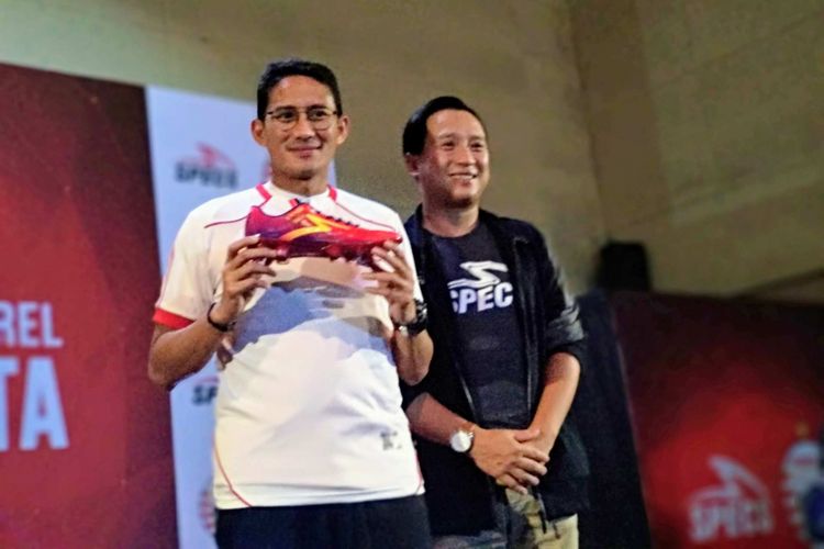 Wakil Gubernur DKI Jakarta Sandiaga Uno menerima sepatu dari Ryan Tirta, Vice President Marketing Specs Indonesia dalam acara peluncuran jersey Persija di Kemayoran, Jakarta Pusat, Jumat (2/2/2018).