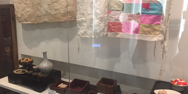 
Kain ini secara tradisional digunakan untuk membungkus hangwa ketika dihadiahkan kepada orang lain.