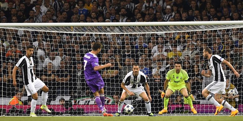 Penyerang Real Madrid, Cristiano Ronaldo (2 dari kiri), melepaskan tembakan ke gawang Juventus yang menghasilkan gol dalam pertandingan final Liga Champions di Stadion Millennium, Cardiff, Sabtu (3/6/2017).