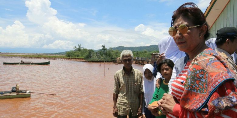 Menteri Kelautan dan Perikanan Susi Pudjiastuti saat meninjau pesisir Desa Hakatutobu, Kecamatan Pomala, Kabupaten Kolaka