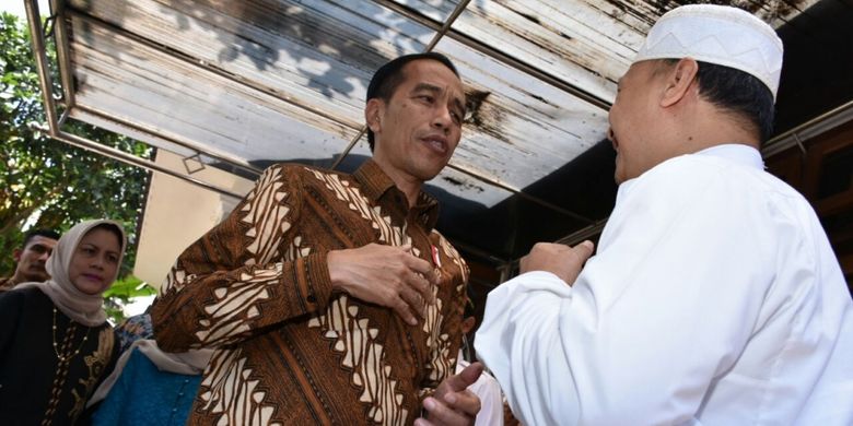 Presiden Joko Widodo saat berada di kediaman KH Hasyim Muzadi di Pondok Pesantren Al-Hikam, Kota Malang, Rabu (15/3/2017)