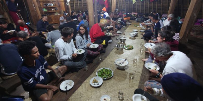 Suasana makan malam di dalam rumah adat di kampung tradisional Wae Rebo, pegunungan Manggarai, NTT.