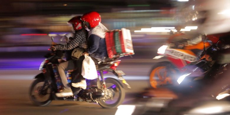 Pemudik bersepeda motor melintasi Jalur Pantura Indramayu - Cirebon, Jawa Barat, Jumat (23/6/2017). Pada H-2 Lebaran, jalur Pantura dipadati kendaraan pemudik khususnya kendaraan roda dua.