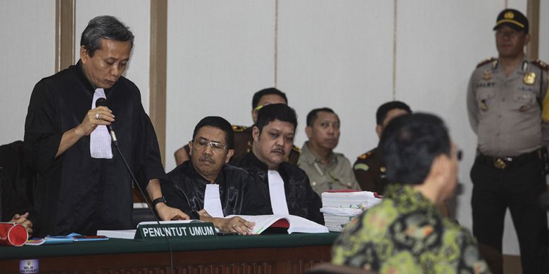 Ketua Jaksa Penuntut Umum (JPU) persidangan kasus dugaan penodaan agama dengan terdakwa Basuki Tjahaja Purnama, Ali Mukartono, membacakan tuntutan pada sidang lanjutan di Auditorium Kementerian Pertanian, Jakarta, Kamis (20/4/2017). Dalam sidang yang beragendakan pembacaan tuntutan itu, JPU menyatakan Ahok bersalah dan dipidana penjara 1 tahun.