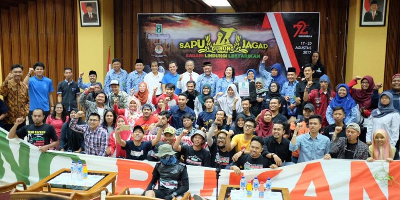 
Trashbag Community (TC) yang merupakan komunitas peduli sampah gunung dan hutan Indonesia, didukung oleh KLHK akan kembali menggelar operasi bersih, Sapu Jagad 2017 pada periode 15 - 24 Agustus 2017.(KOMPAS.com/Muhammad Irzal Adiakurnia)